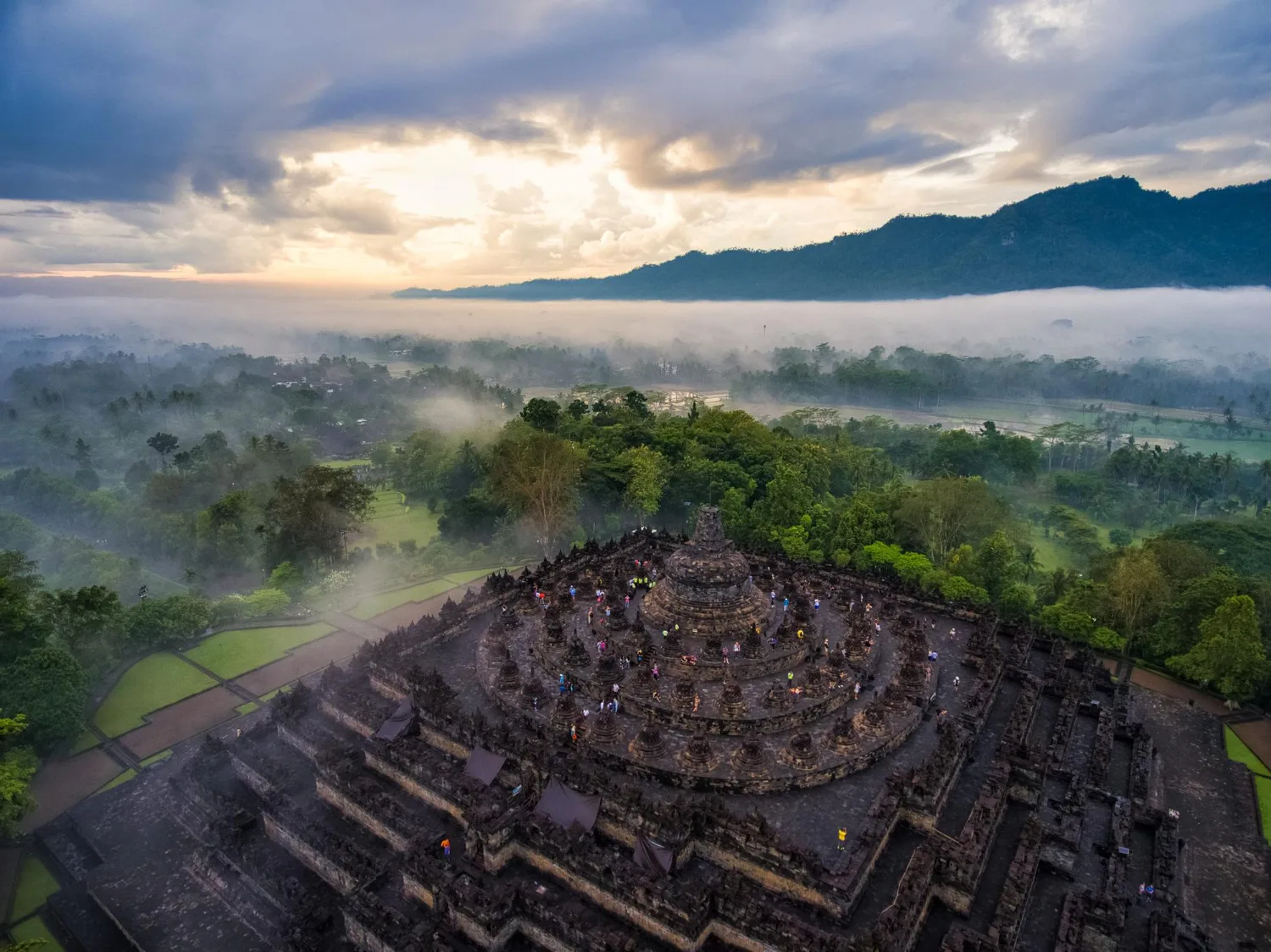 City Tour 5 Candi Borobudur – Merapi Lava Tour – Candi Prambanan